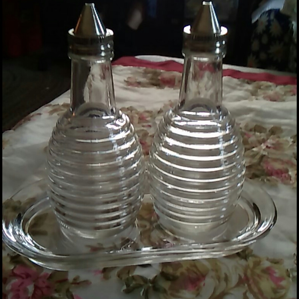 Retro Appeal 3 Piece Vinegar &Oil Cruet Set